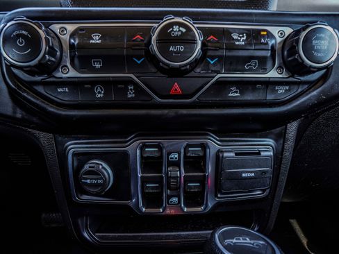 Used 2021 Jeep Gladiator Willys image 23