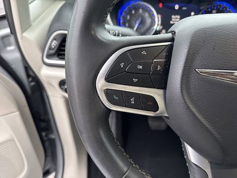 Used 2023 Chrysler Pacifica Touring-L image 24
