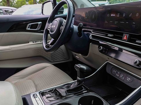 Certified 2025 Kia Carnival SX Prestige FWD image 29