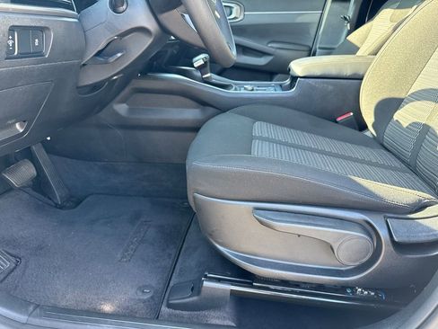 Certified 2024 Kia Sorento LX image 10