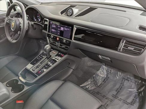 Certified 2025 Porsche Macan AWD/4WD image 25