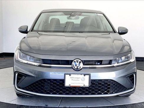 Used 2025 Volkswagen Jetta SE image 3