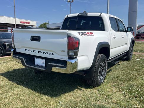 Used 2018 Toyota Tacoma TRD Off-Road AWD/4WD image 7