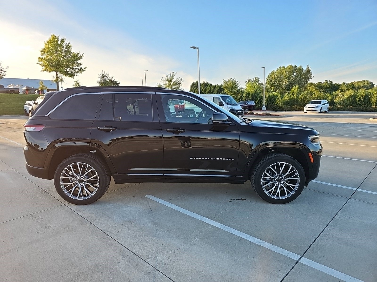 New 2027 Jeep Grand Cherokee Summit AWD/4WD image 7