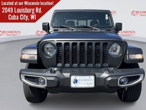 Used 2022 Jeep Gladiator Overland w/ Cold Weather Group AWD/4WD image 2