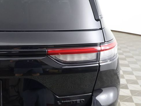 Used 2023 Jeep Grand Cherokee Limited w/ Black Appearance Package AWD/4WD image 17