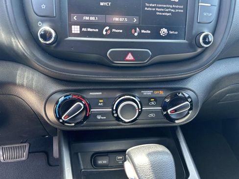Used 2023 Kia Soul LX w/ LX Technology Package FWD image 19