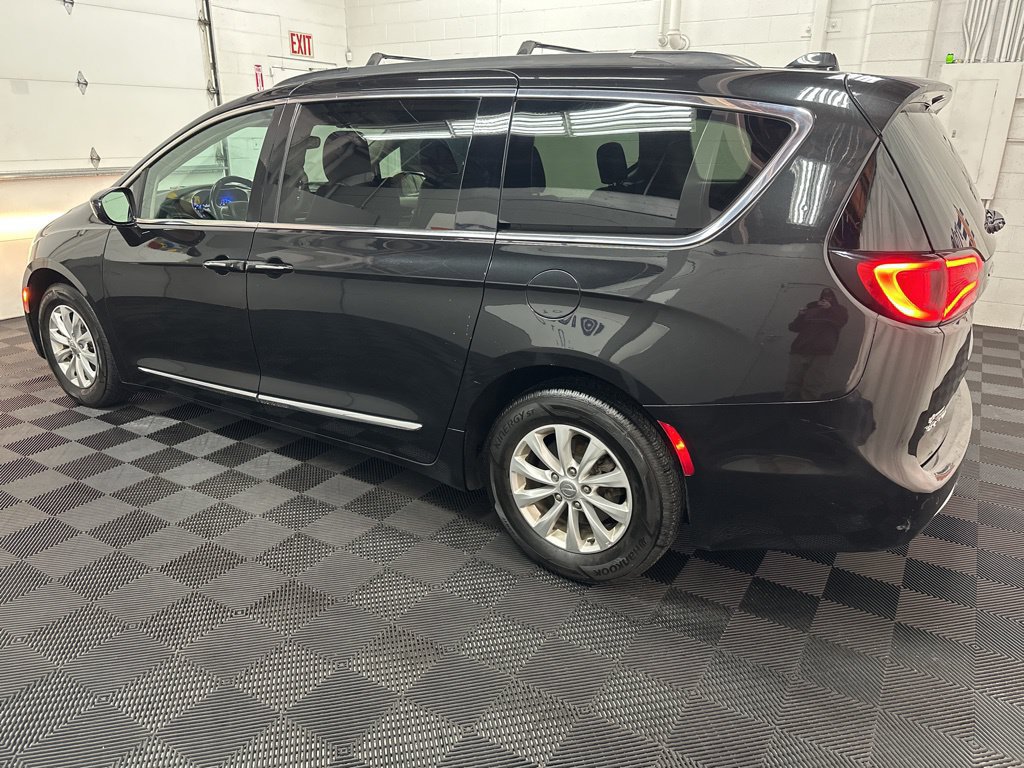 Used 2017 Chrysler Pacifica Touring-L FWD image 6