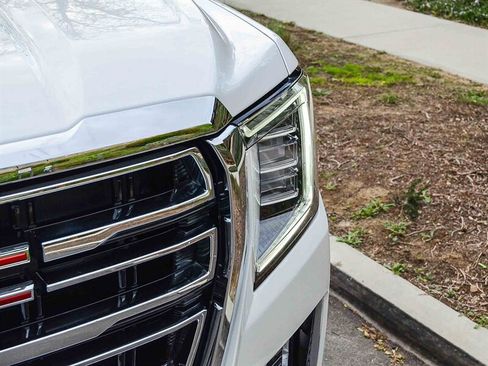 Used 2022 GMC Yukon SLT w/ SLT Premium Package image 11