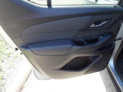 Used 2023 Chevrolet Traverse LT FWD image 16