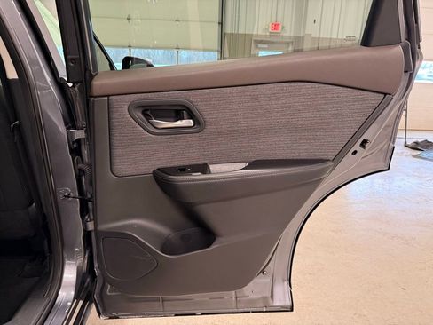 Used 2023 Nissan Rogue SV image 28