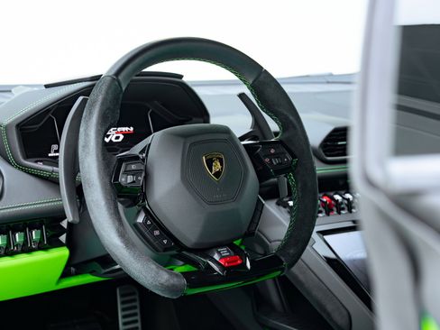 Used 2022 Lamborghini Huracan EVO RWD image 37