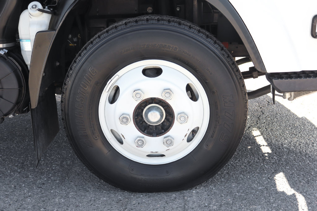Used 2021 Isuzu NPR RWD image 29