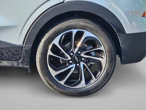 Used 2023 Chevrolet Bolt EUV Premier w/ Sun & Sound Package FWD image 4