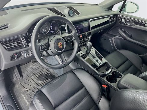 Certified 2025 Porsche Macan image 3
