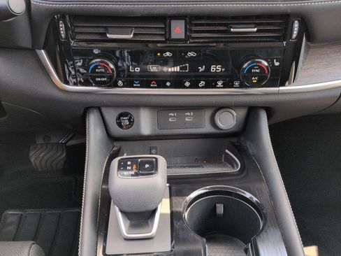 Used 2025 Nissan Rogue Platinum w/ Platinum Premium Package AWD/4WD image 25