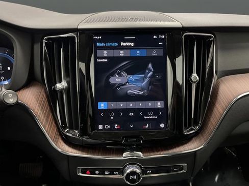 Used 2024 Volvo XC60 B5 Plus w/ Climate Package image 21
