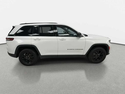 Used 2024 Jeep Grand Cherokee Altitude AWD/4WD image 9