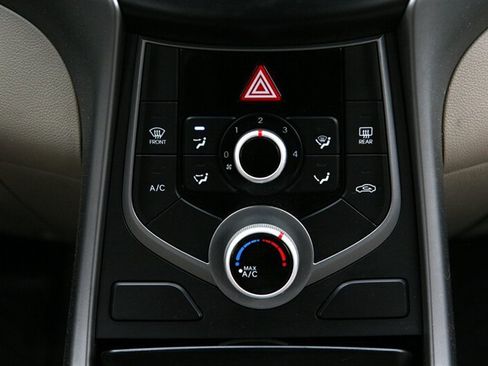 Used 2016 Hyundai Elantra SE image 19