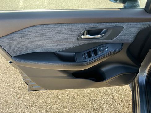 Used 2023 Nissan Rogue SV image 13