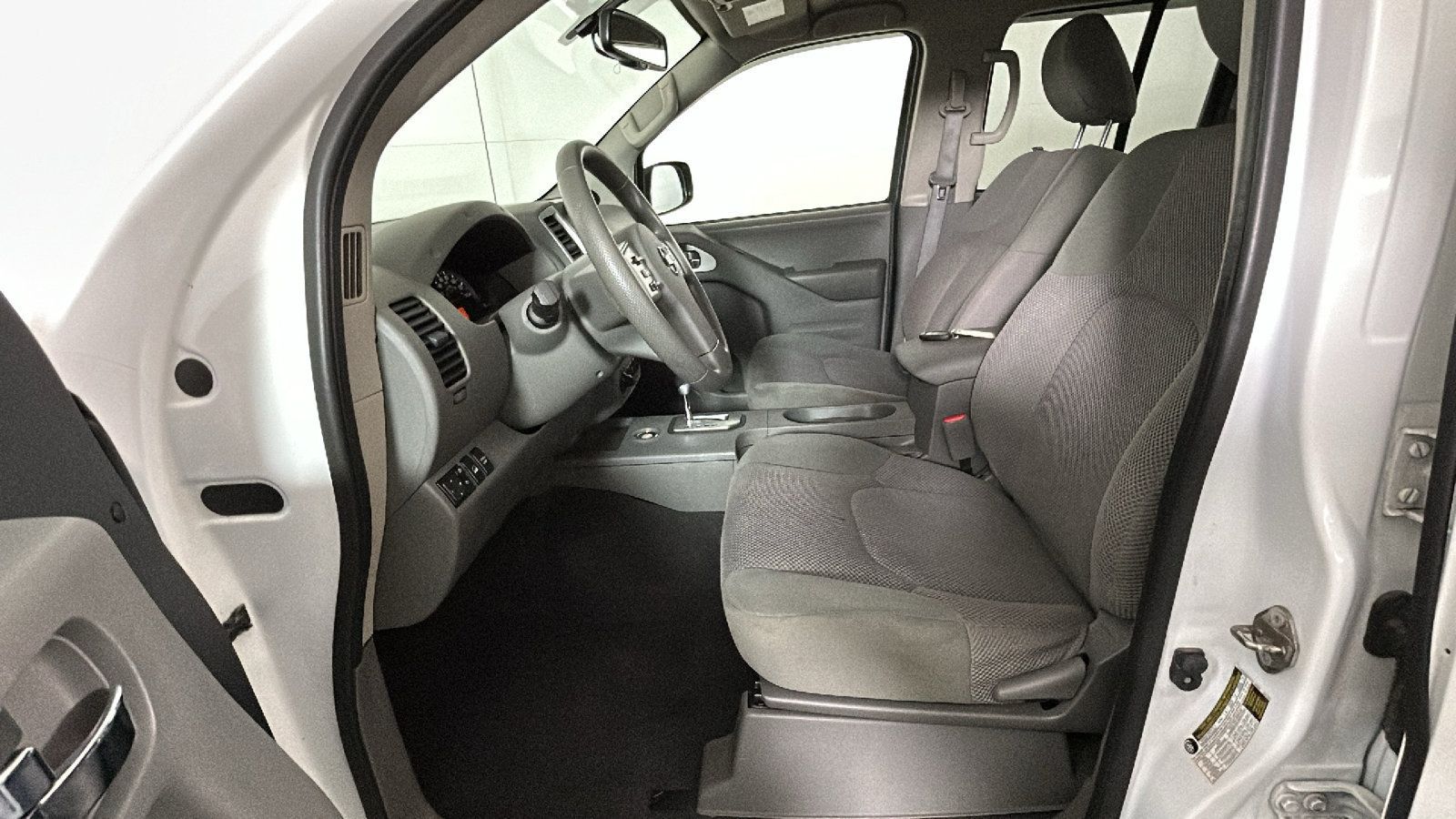 Used 2020 Nissan Frontier SV w/ Midnight Edition Floor Mats AWD/4WD image 13
