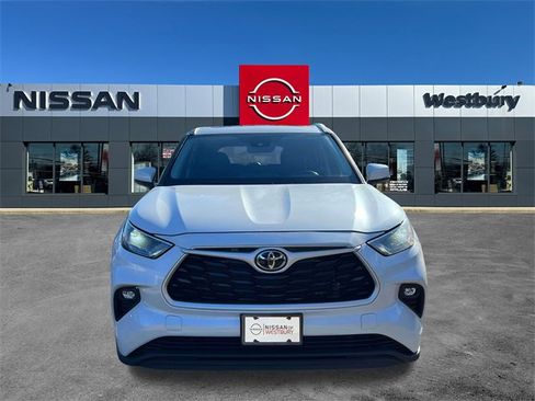 Used 2022 Toyota Highlander XLE image 2