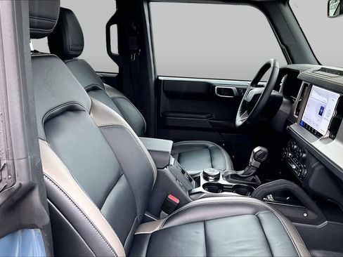 Certified 2025 Ford Bronco Outer Banks w/ Sasquatch Package AWD/4WD image 9