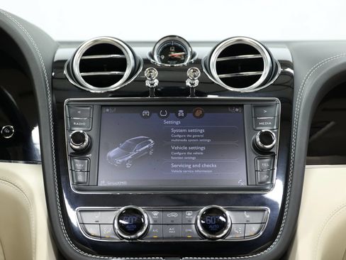 Used 2019 Bentley Bentayga AWD/4WD image 35