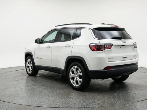 Used 2025 Jeep Compass Latitude AWD/4WD image 6