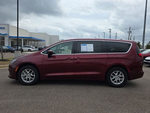 Used 2023 Chrysler Voyager LX FWD image 6