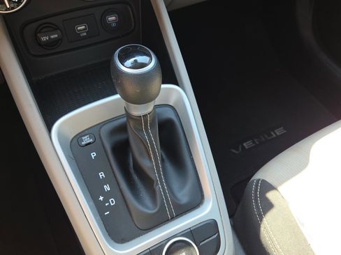 Used 2020 Hyundai Venue SEL FWD image 23
