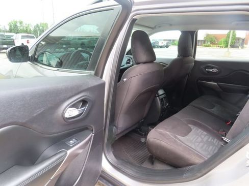 Used 2022 Jeep Cherokee Latitude w/ Comfort Safety Group AWD/4WD image 21