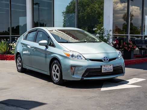 Used 2014 Toyota Prius Two FWD image 3