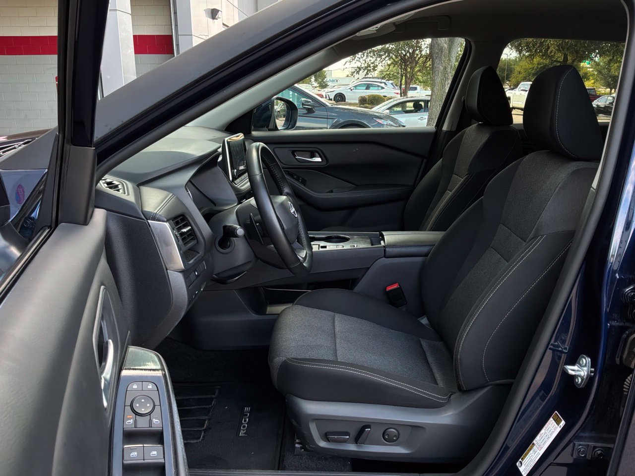 Used 2025 Nissan Rogue SV FWD image 10
