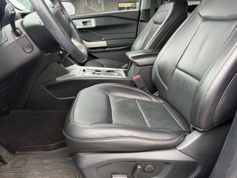 Used 2022 Ford Explorer Limited w/ Equipment Group 301A AWD/4WD image 11