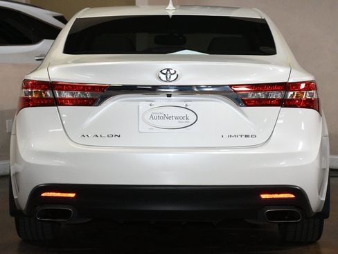 Used 2013 Toyota Avalon Limited w/ Technology Pkg FWD image 2