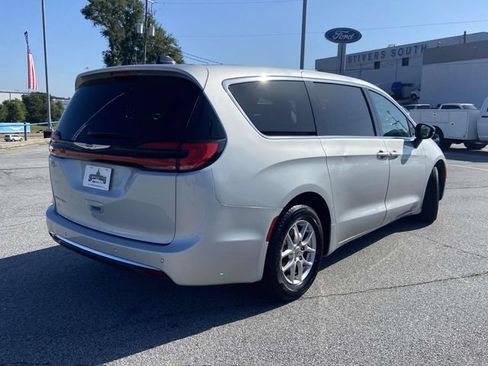 Used 2024 Chrysler Pacifica Touring-L FWD image 3