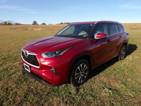 Used 2023 Toyota Highlander XLE image 3