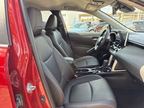 Used 2025 Toyota Corolla Cross XLE FWD image 30