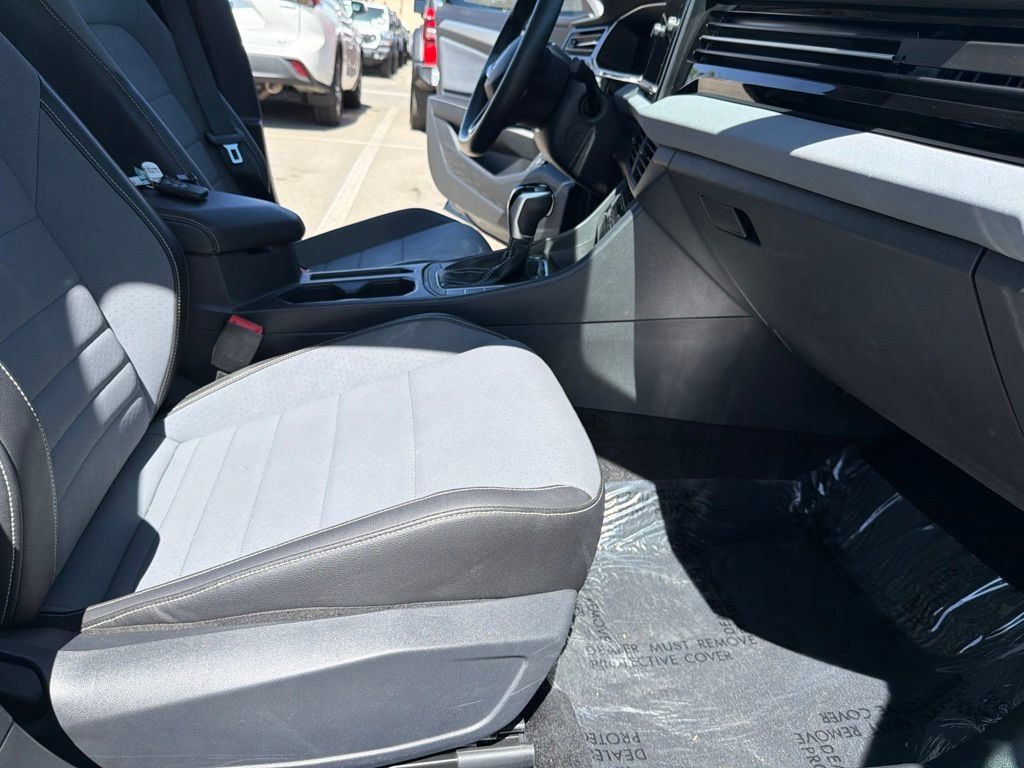 Used 2025 Volkswagen Jetta SE FWD image 30