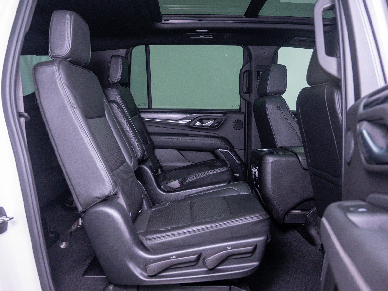 Used 2022 GMC Yukon XL Denali w/ Denali Premium Package AWD/4WD image 13