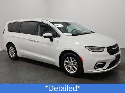 Used 2023 Chrysler Pacifica Touring-L FWD image 2