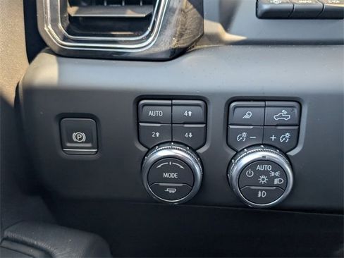 Used 2024 GMC Sierra 2500 AT4X image 33