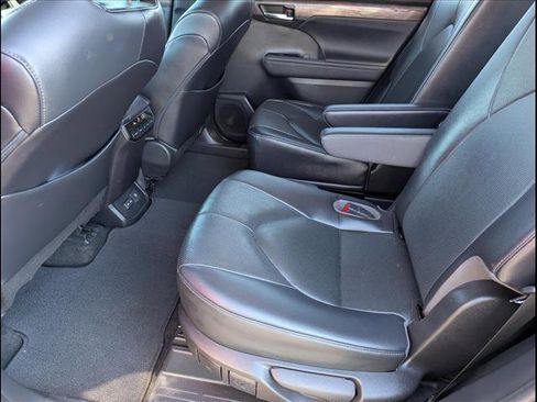 Used 2023 Toyota Highlander Limited image 11