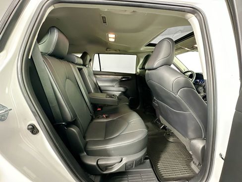 Used 2024 Toyota Highlander Limited AWD/4WD image 30