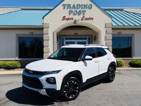 Used 2021 Chevrolet TrailBlazer LT w/ Premium Seating Package FWD image 3