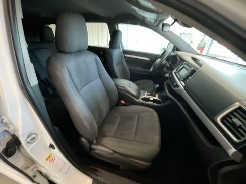 Used 2019 Toyota Highlander LE AWD/4WD image 24