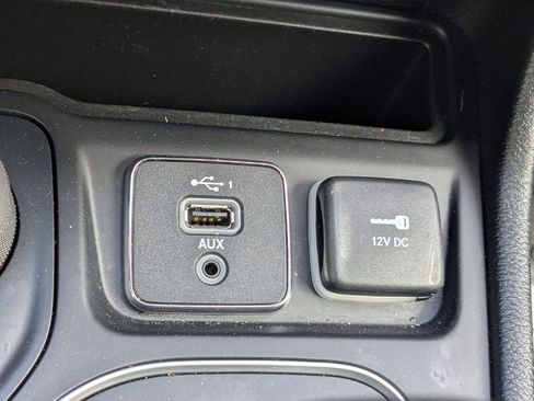 Used 2022 Jeep Cherokee Latitude AWD/4WD image 21