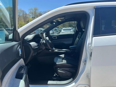 Used 2024 Jeep Compass Latitude AWD/4WD image 19