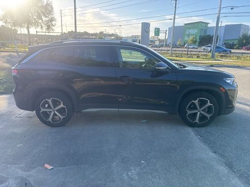 Used 2025 Volkswagen Tiguan SE FWD image 6